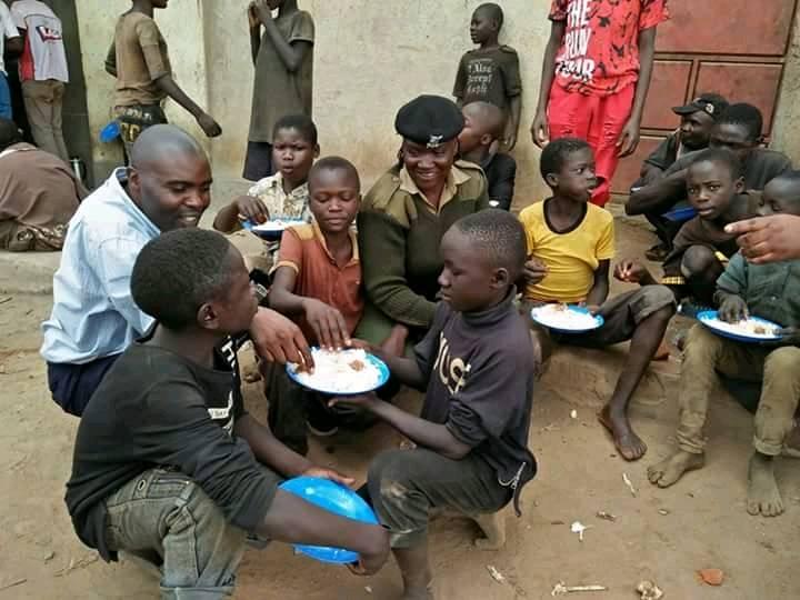 Pure-Hearted Policewoman Feeds Street children in Kenya