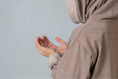 عز الوقوف بباب الله والاستغناء عمن سواه