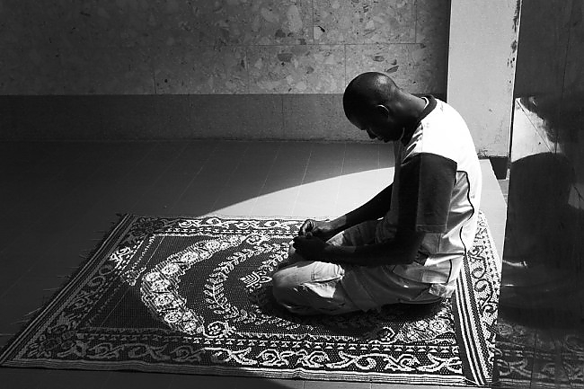 To 'Perform' or to 'Establish' Prayers?
