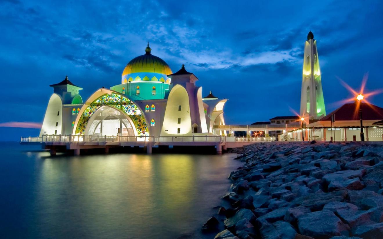 Men and Women in Mosque: How Islam Dealt with Violations