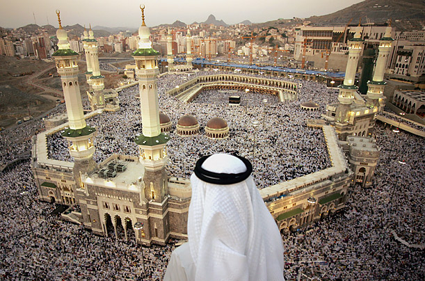 Muslim man looking at kabah in mecca-Can You Fast on the Days of Tashreeq?