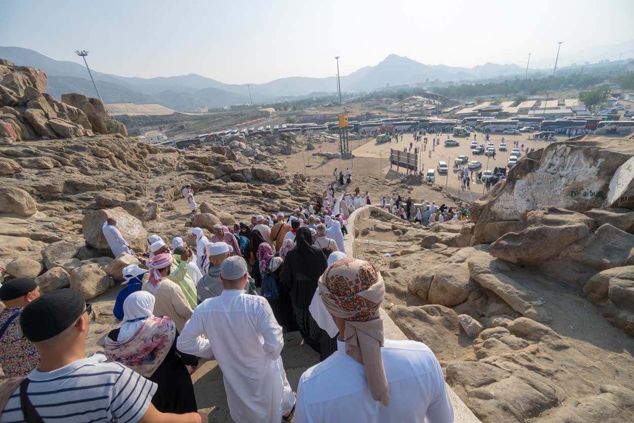 Pilgrims on mount Arafah-Is the Day of Arafah the Same Everywhere?