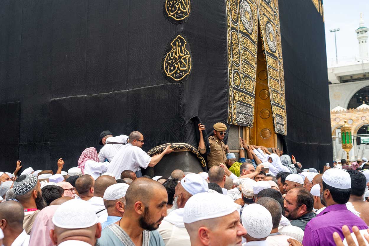 Pilgrims touching black stone in kabah-Sunnah Acts of Tawaf Every Pilgrim Should Know