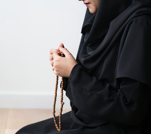 Muslim woman hold bead to make dhikr-Is It Haram to Tell Your Parents about Your Sins?