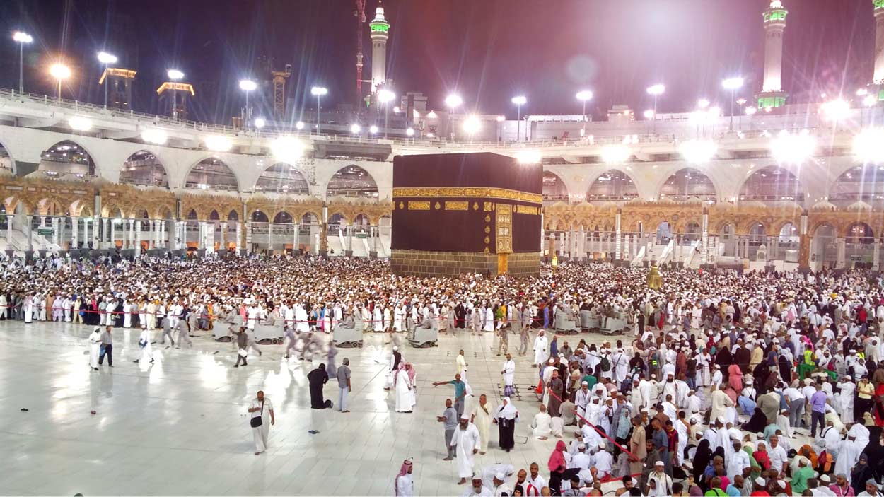 Muslims around the kabah