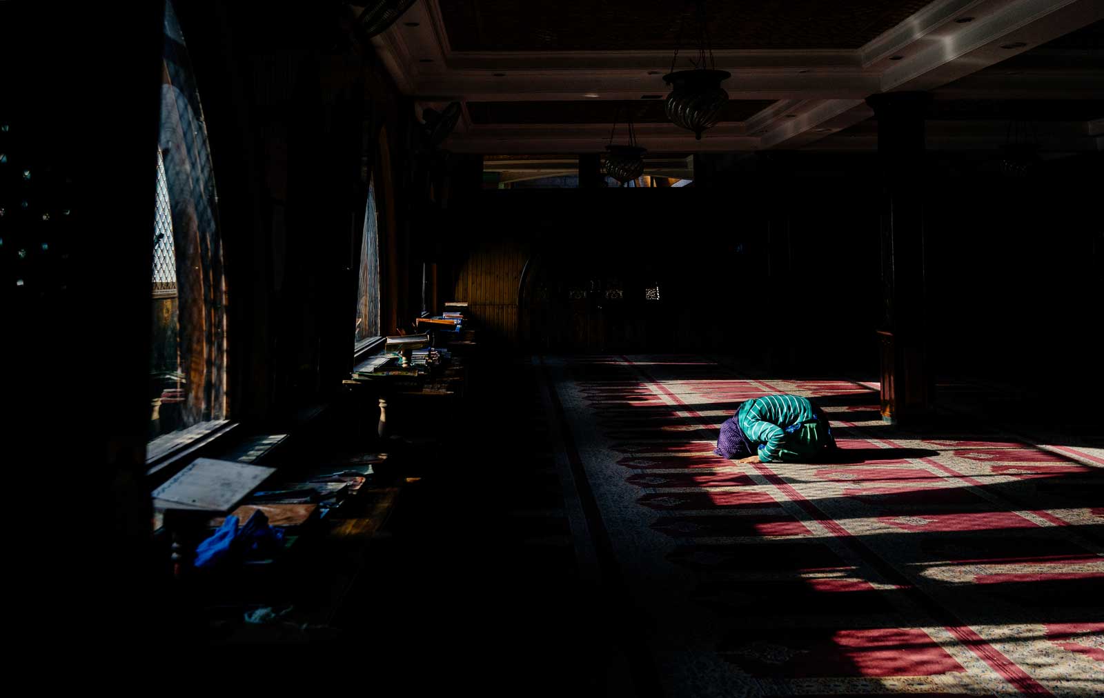 Women Area in Mosque: Access to the Imam