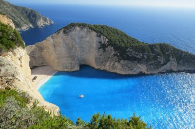 In the Ocean of the Dunya &ndash; Seeking Pearls or Drowning