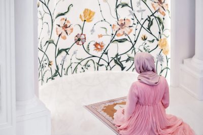 La diferencia entre alabar y agradecer a Allah