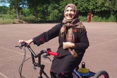 Britain&rsquo;s First Hijabi Cricketer Gets Birmingham School Mural - About Islam