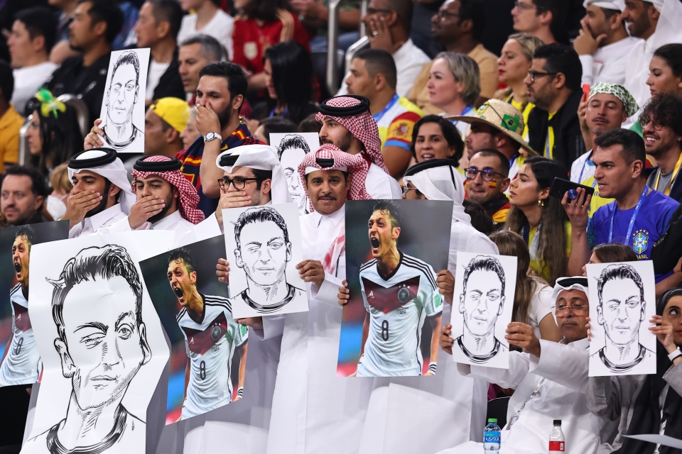 Holding Mesut Ozil Pics, Fans Remind Germany of Racism - About Islam