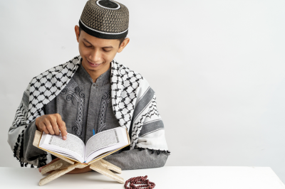 man reading quran-Can you read quran lying down